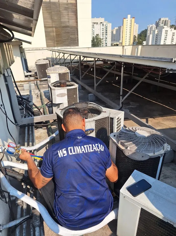 Manutenção em conjunto de condensadoras na cobertura de um prédio comercial