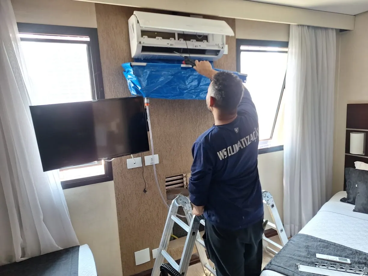 Higienização de ar-condicionado com bolsa coletora em quarto de hotel