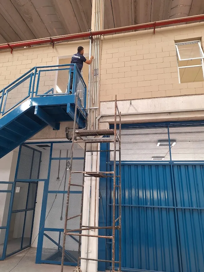 Instalação de tubulação de climatização em ambiente industrial