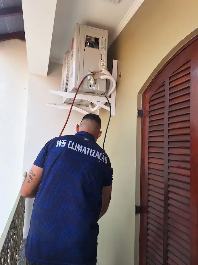 Instalação de condensadora em suporte de parede com tubulação organizada